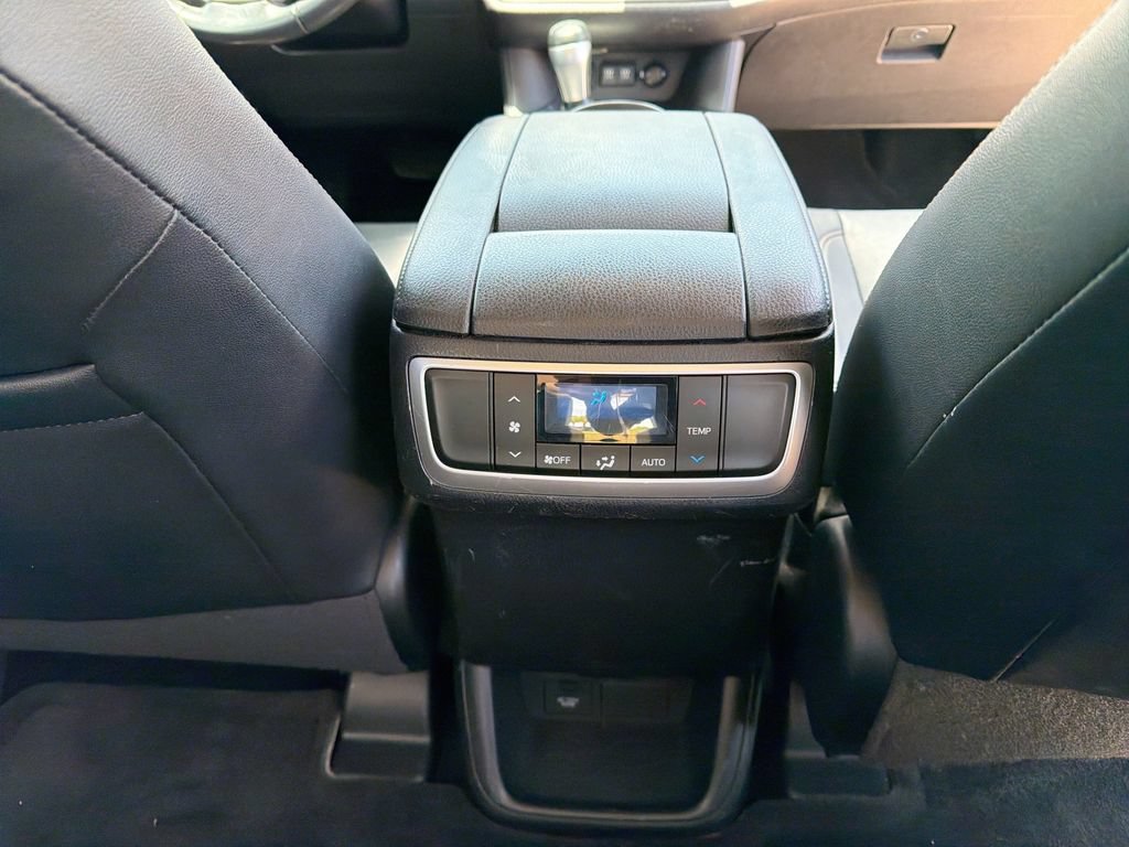 Used 2019 Toyota Highlander XLE FWD image 18