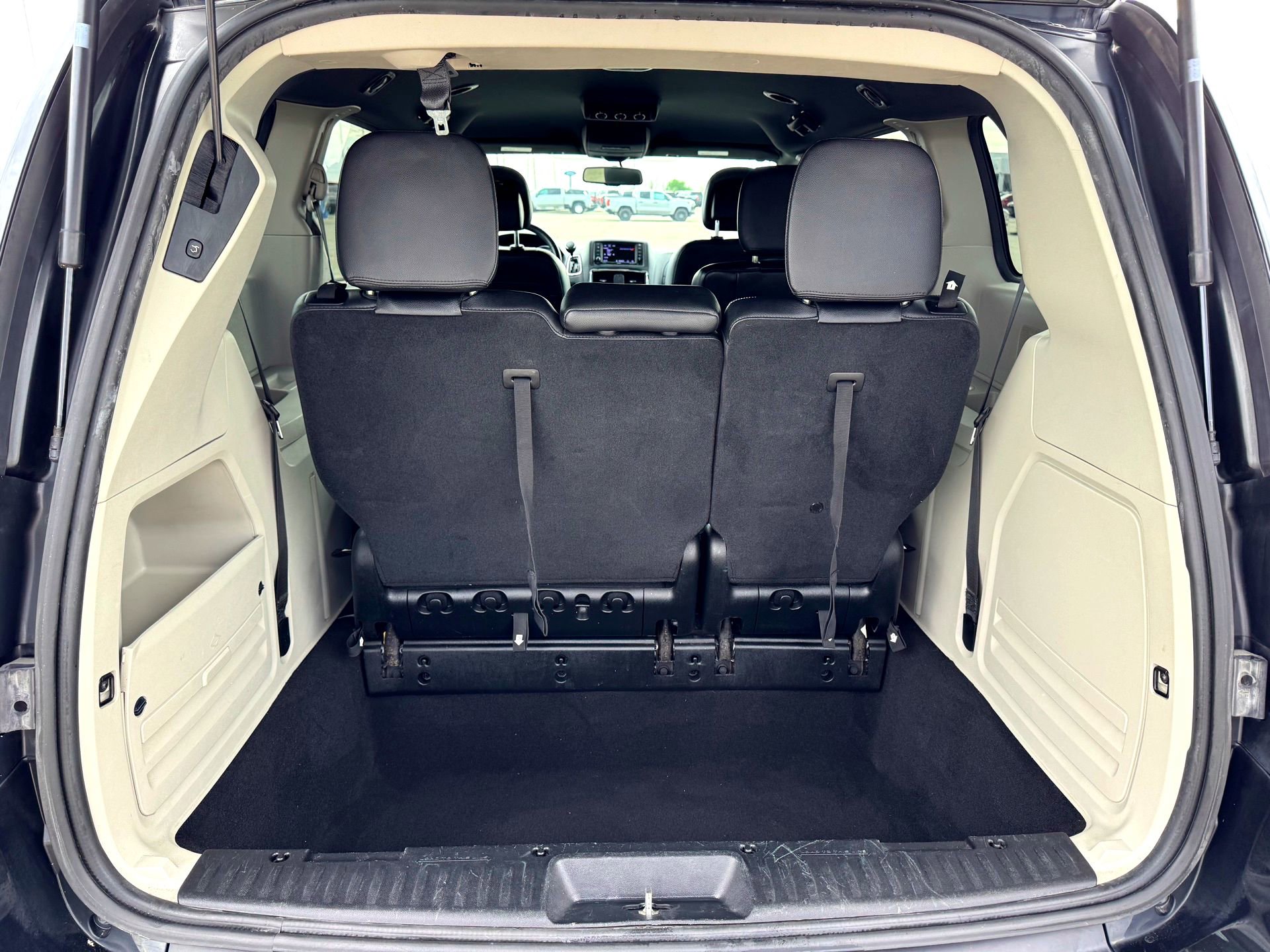 Used 2018 Dodge Grand Caravan SXT image 9