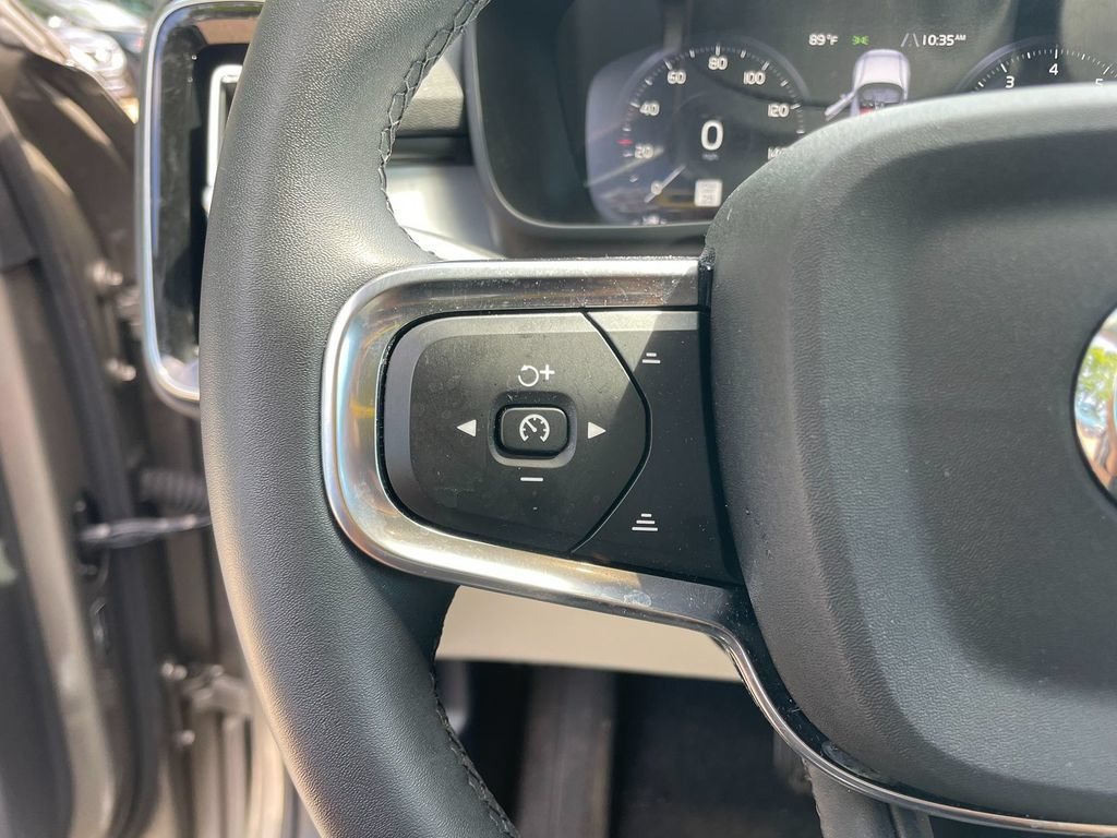 Used 2022 Volvo XC40 T4 Momentum FWD image 16