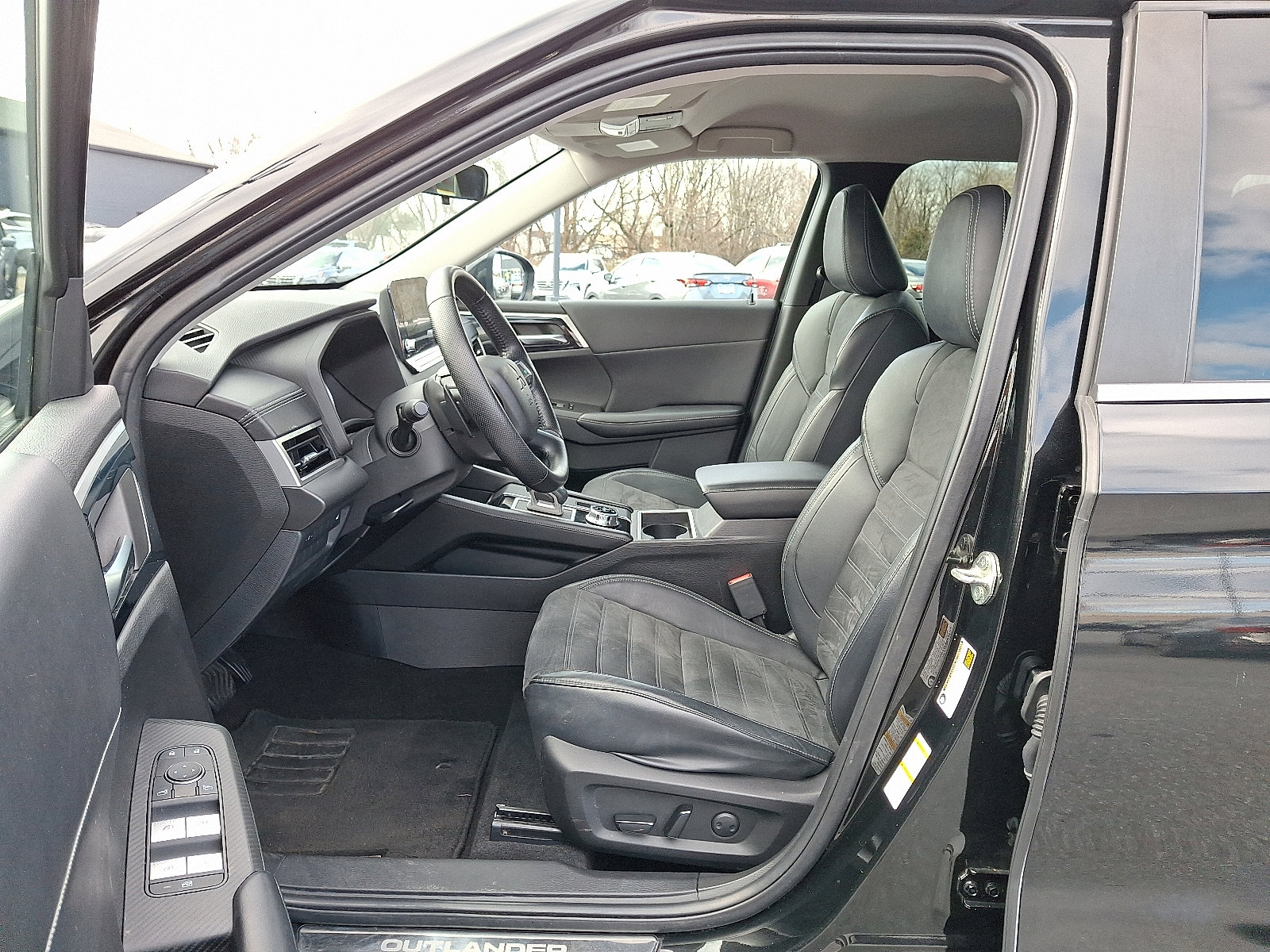 Used 2022 Mitsubishi Outlander SE image 16