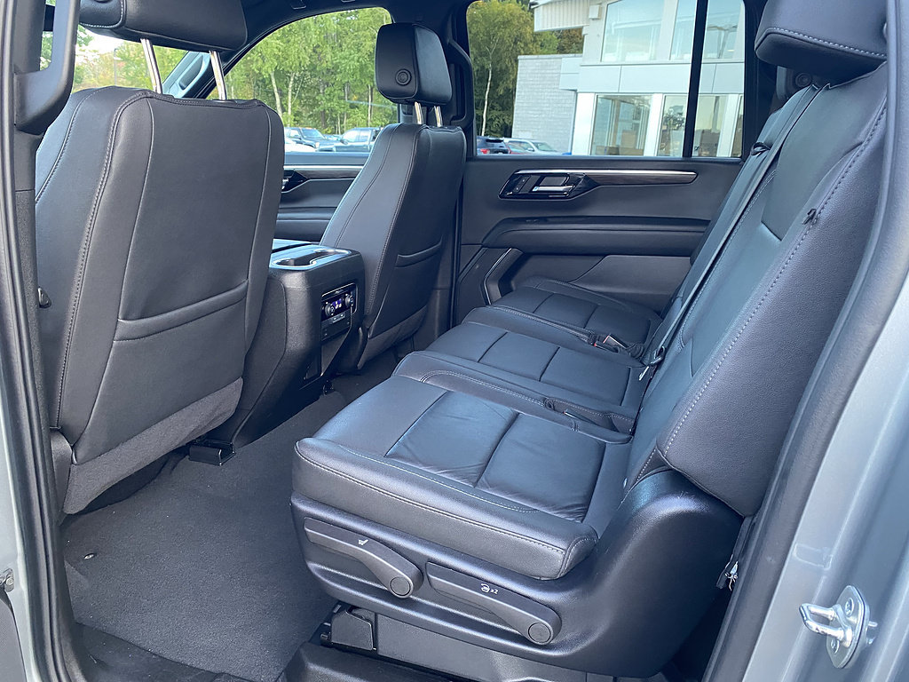 Used 2025 Chevrolet Suburban Z71 AWD/4WD image 13