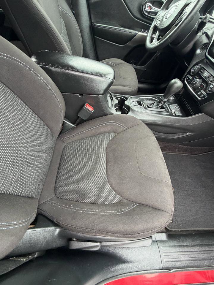 Used 2019 Jeep Cherokee Latitude w/ Popular Appearance Group AWD/4WD image 17