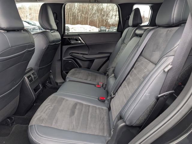 Used 2025 Mitsubishi Outlander SE image 17