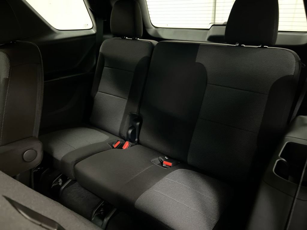 Used 2023 Chevrolet Traverse LT image 28