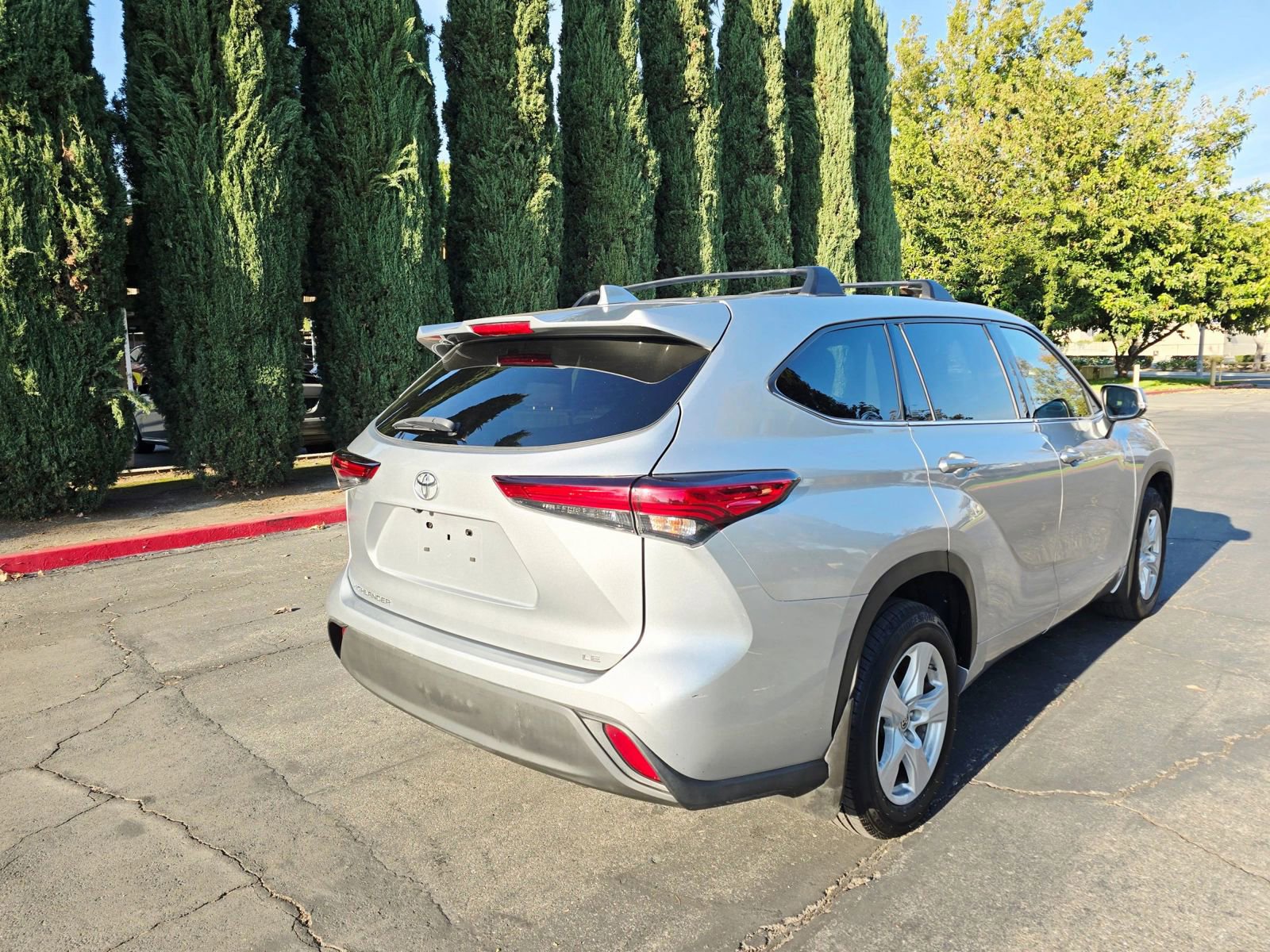 Used 2020 Toyota Highlander LE FWD image 8