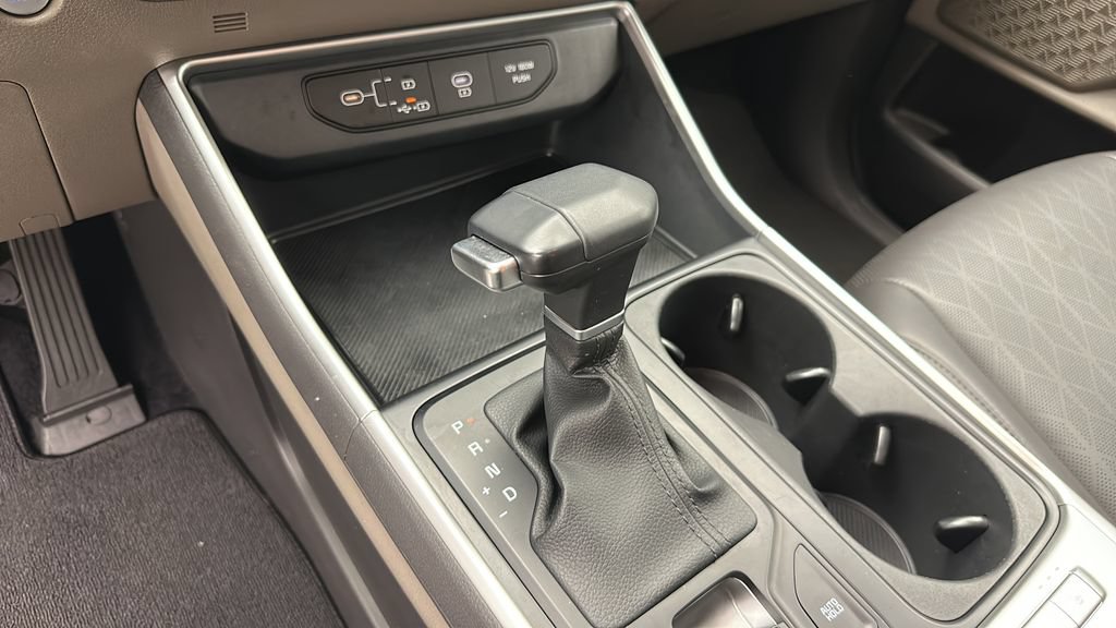 Used 2025 Kia Carnival FWD image 21