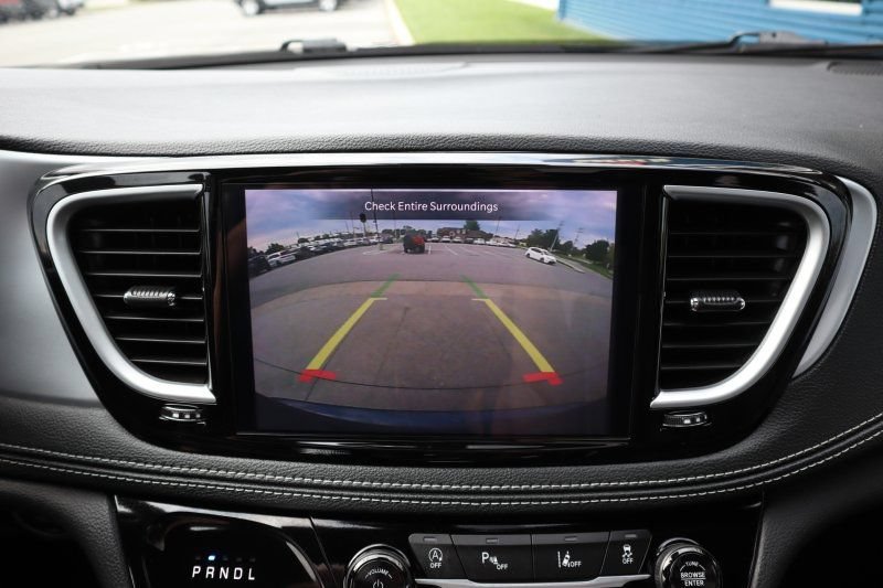 Used 2025 Chrysler Pacifica Limited FWD image 12