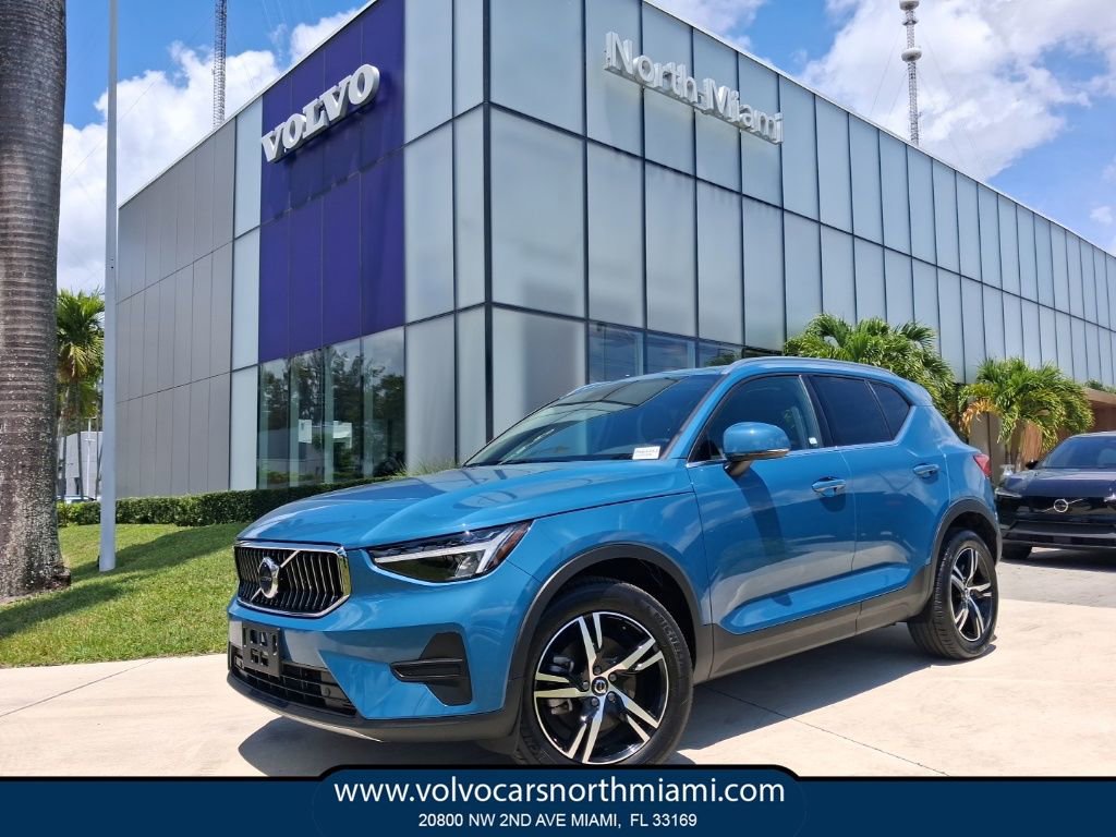 Used 2025 Volvo XC40 B5 Core