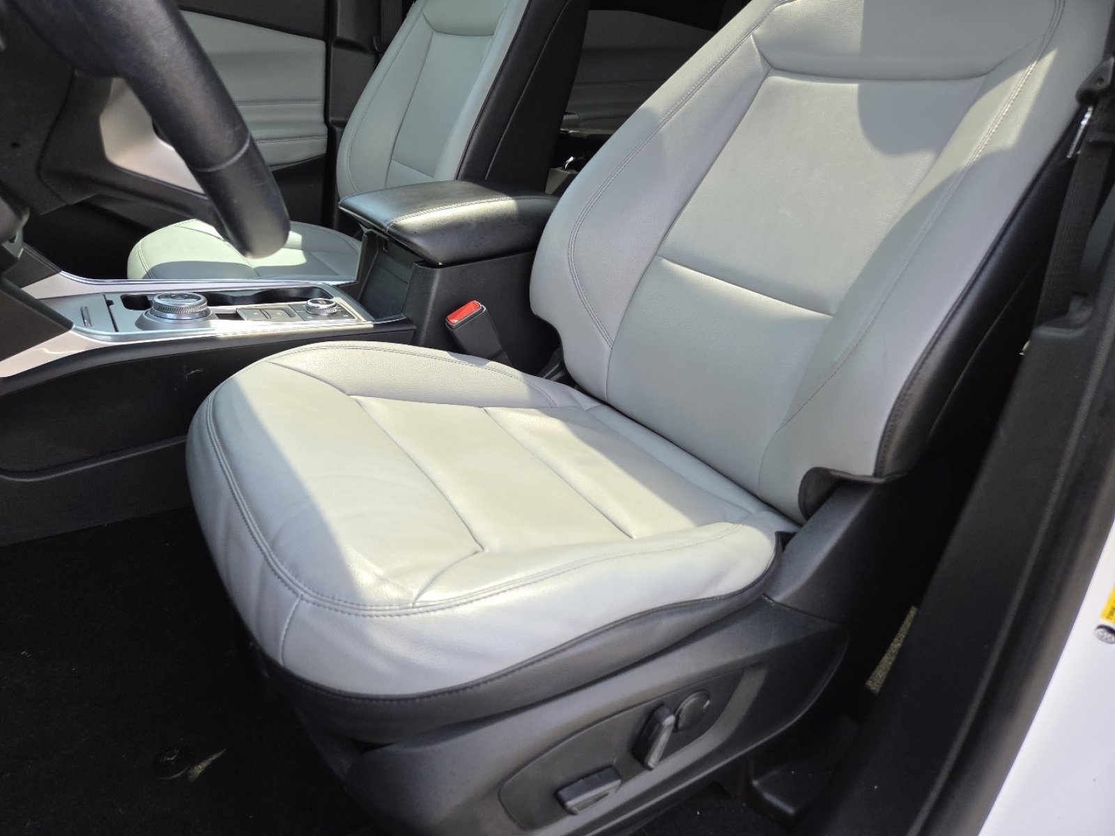 Used 2021 Ford Explorer XLT w/ Equipment Group 202A AWD/4WD image 31