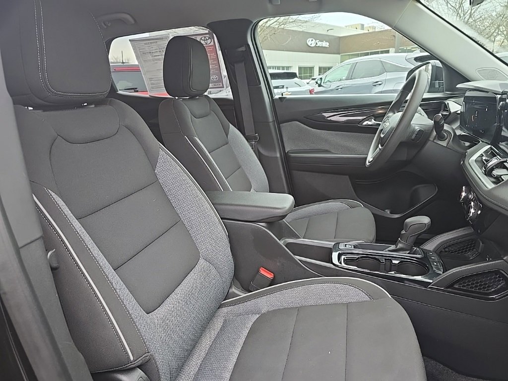 Used 2025 Chevrolet TrailBlazer LT w/ Driver Confidence Package image 12