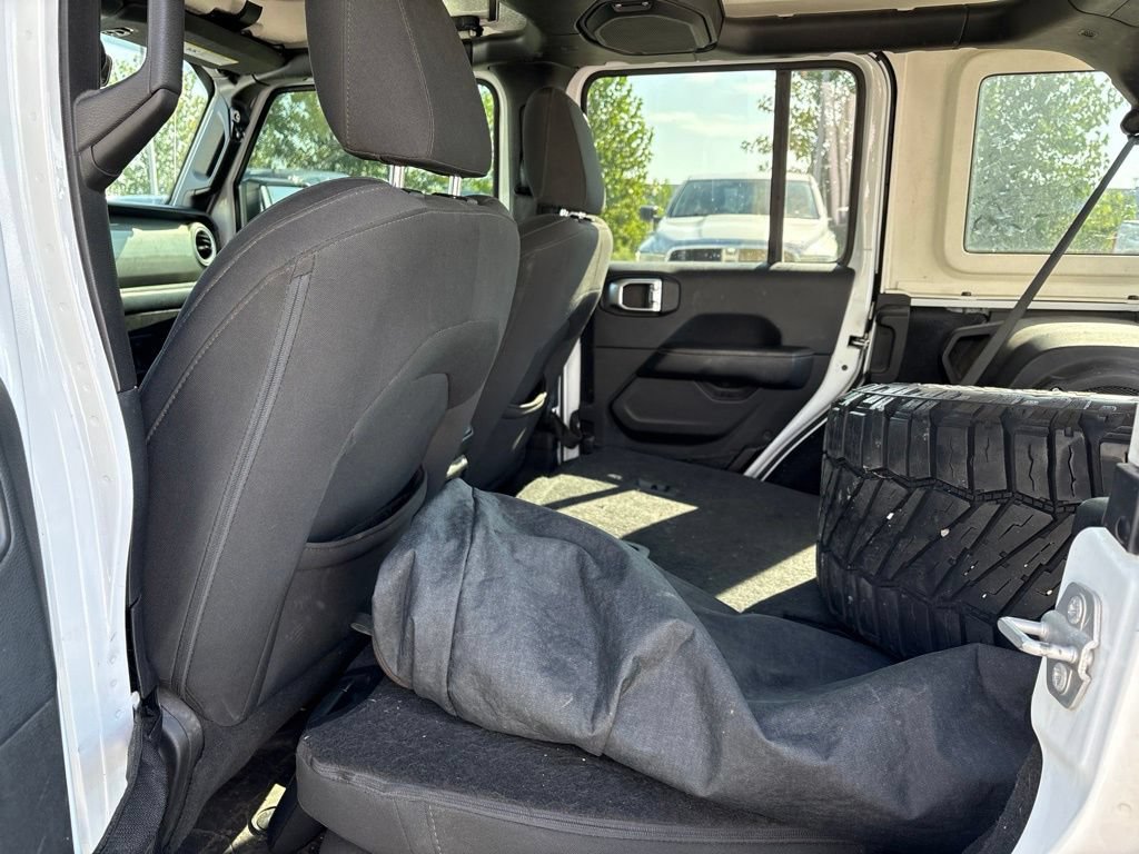 Used 2018 Jeep Wrangler Unlimited Sahara w/ Uconnect 4C Nav & Sound Group AWD/4WD image 15