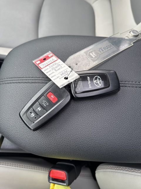 Used 2022 Toyota RAV4 XLE Premium image 31