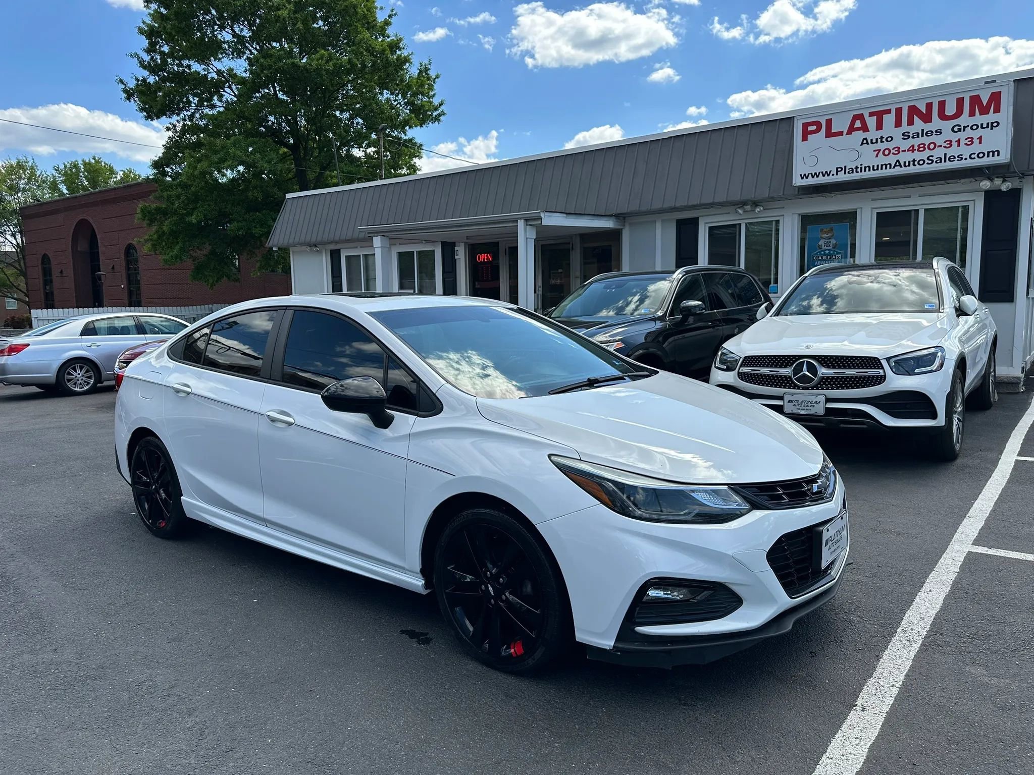 Used 2018 Chevrolet Cruze LT w/ Sun And Sound Package FWD image 1
