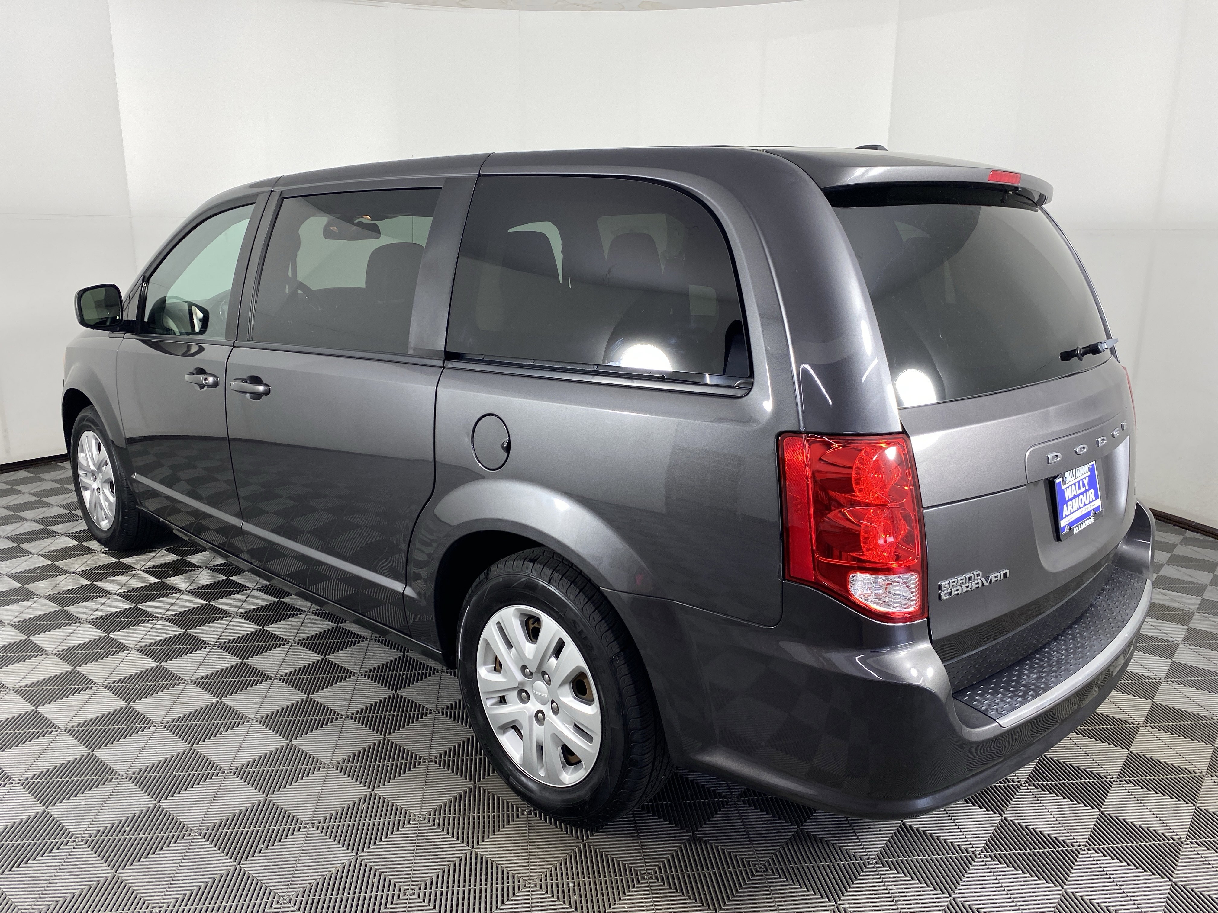 Used 2018 Dodge Grand Caravan SE w/ UConnect Hands-Free Group FWD image 8
