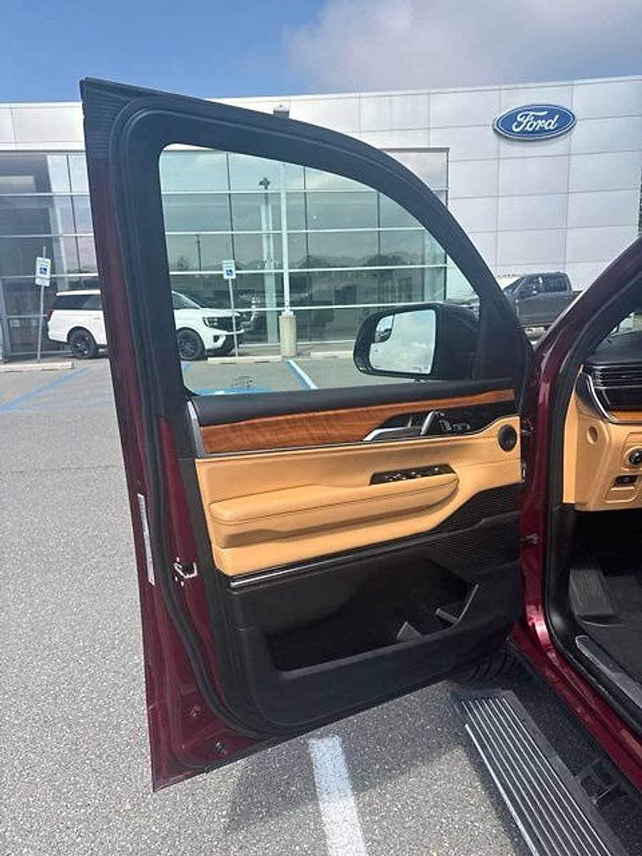 Used 2025 Jeep Grand Wagoneer L Series III AWD/4WD image 32