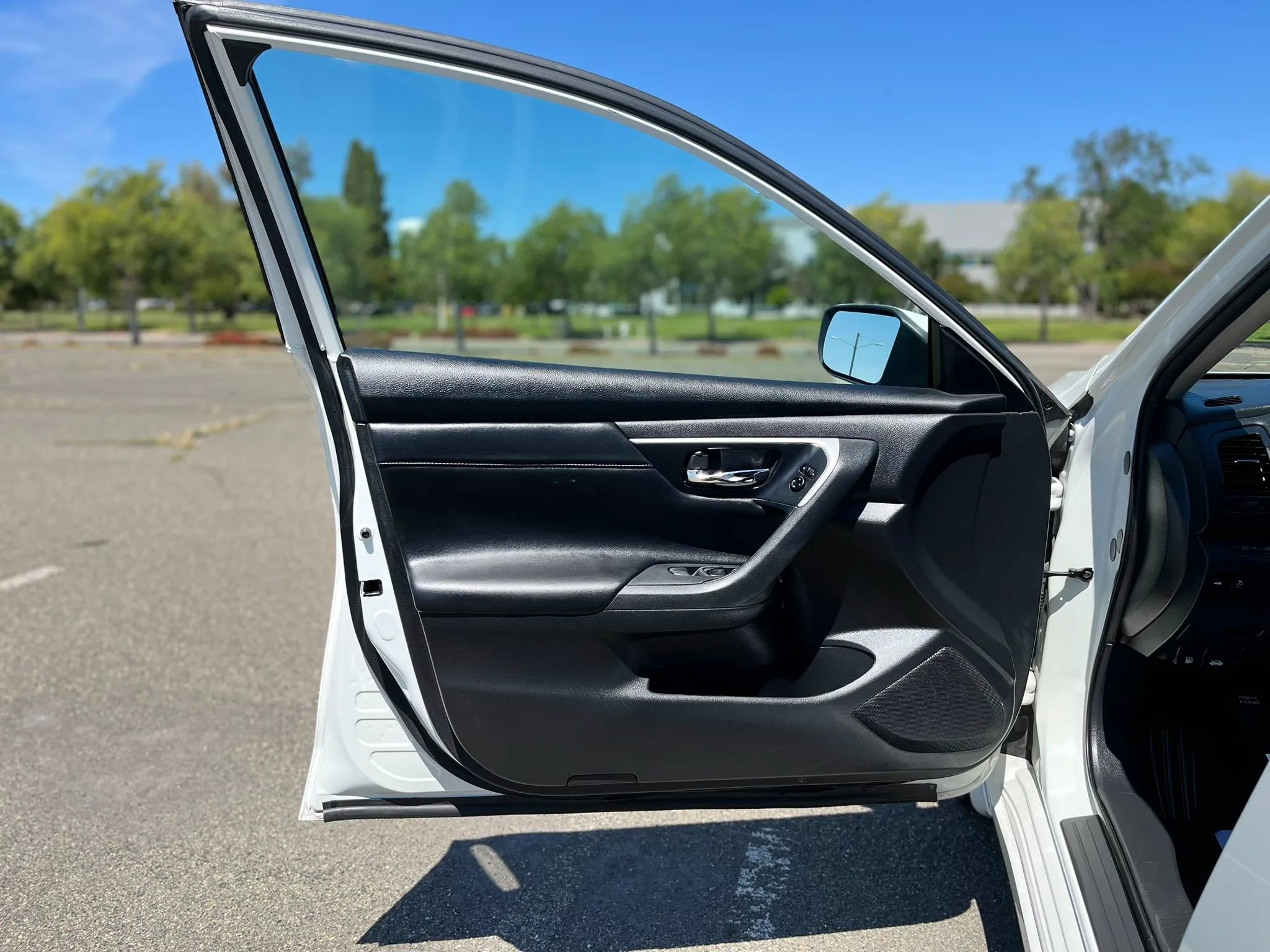 Used 2017 Nissan Altima 2.5 SR FWD image 9