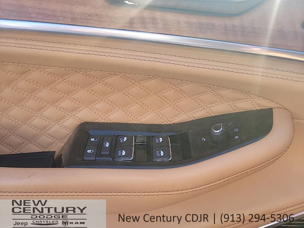 Used 2024 Jeep Grand Cherokee Summit AWD/4WD image 9