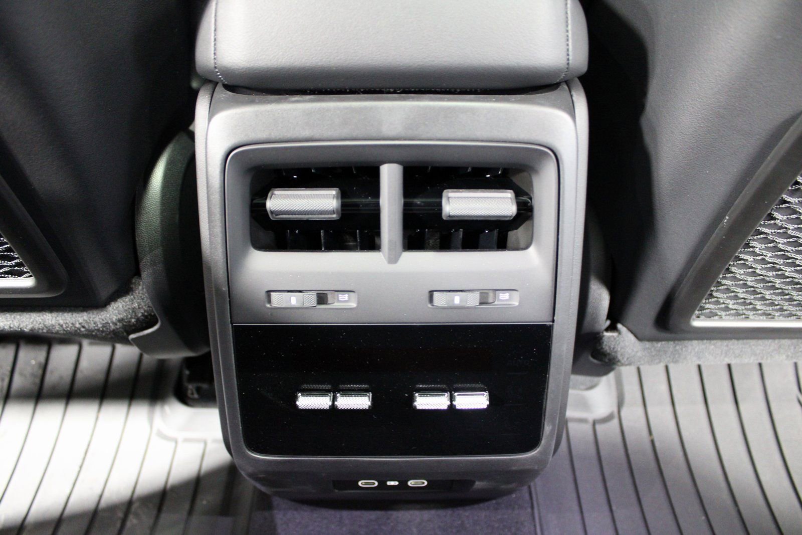 Certified 2025 Porsche Macan Electric image 30