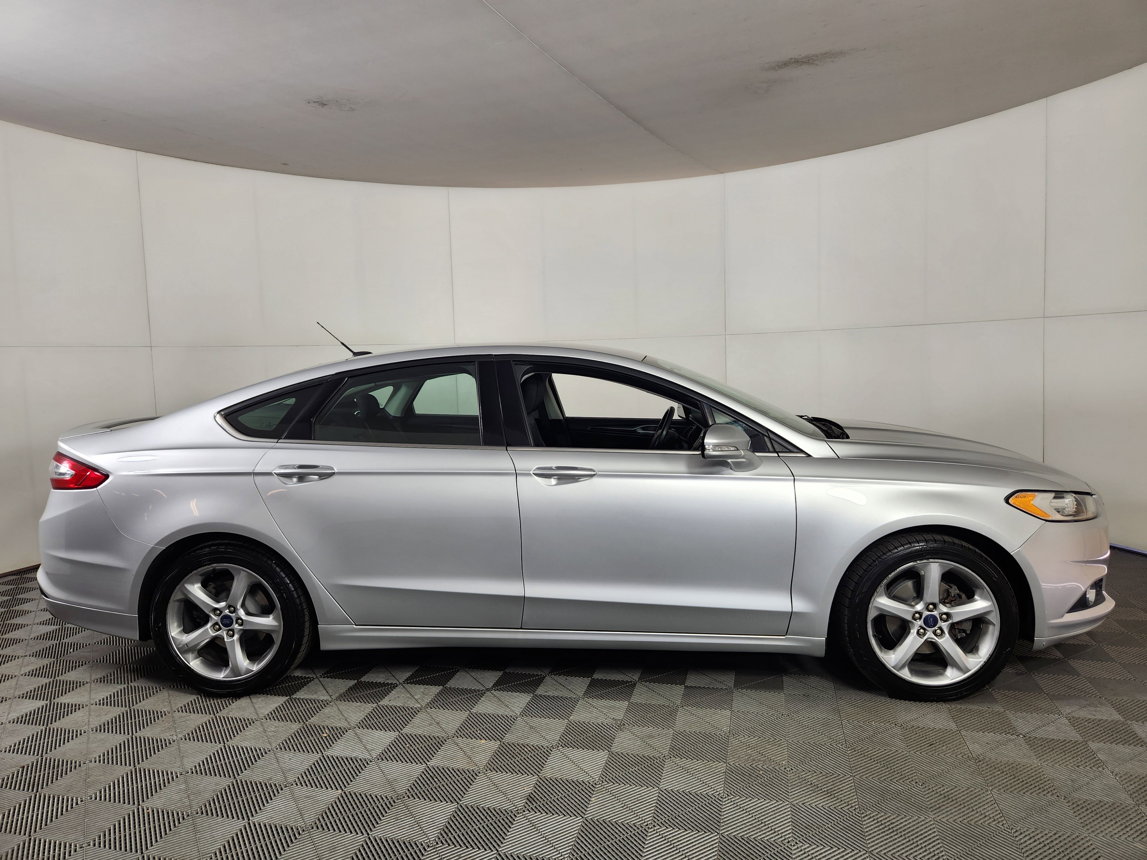 Used 2016 Ford Fusion SE w/ Equipment Group 201A FWD image 8
