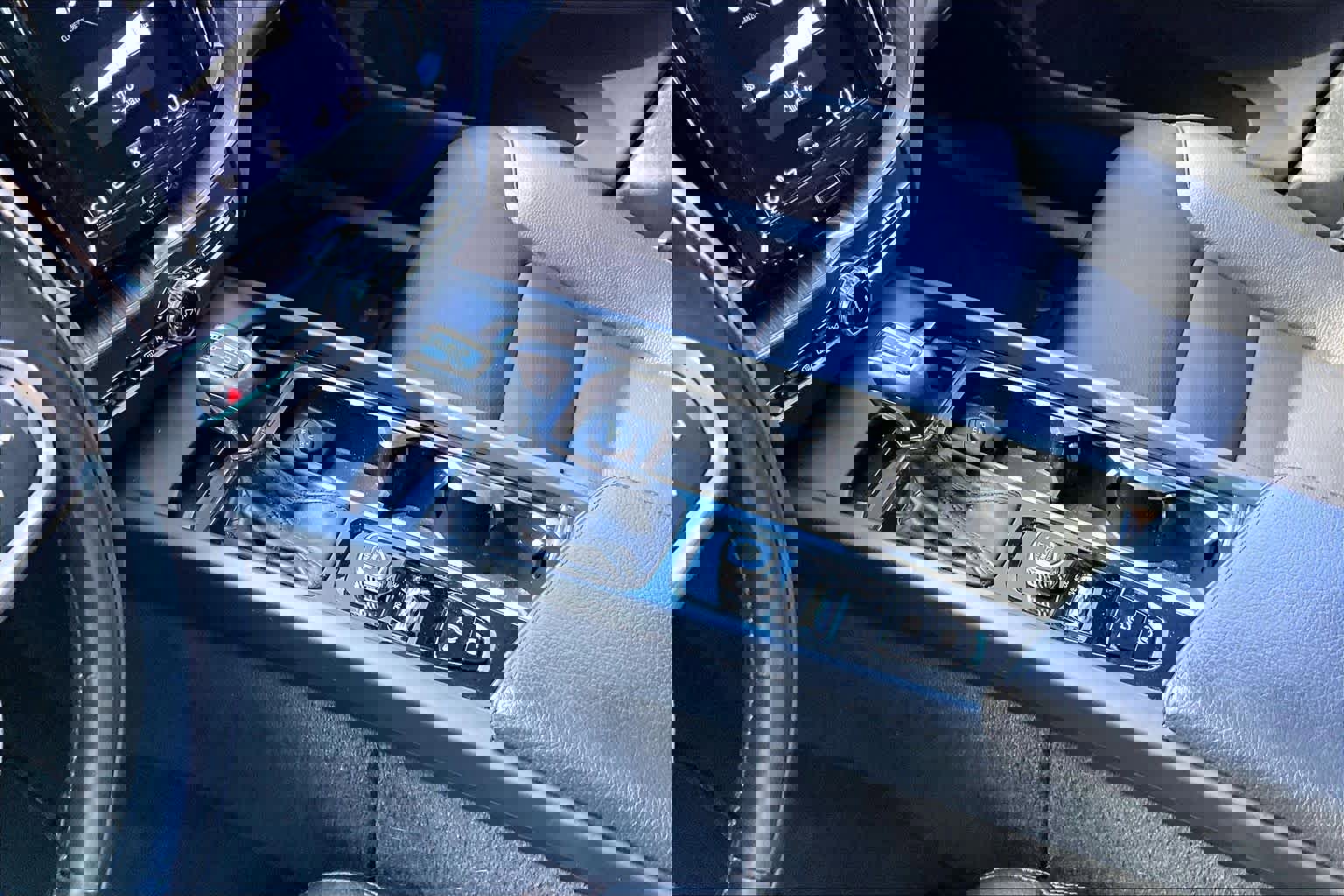 Used 2021 Volvo XC60 T5 Momentum w/ Premium Package AWD/4WD image 17