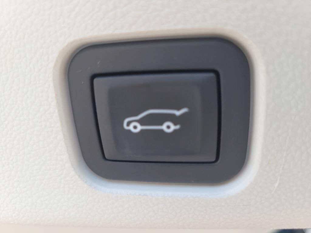 Used 2025 GMC Acadia Denali w/ LPO, Floor Liner Package FWD image 9