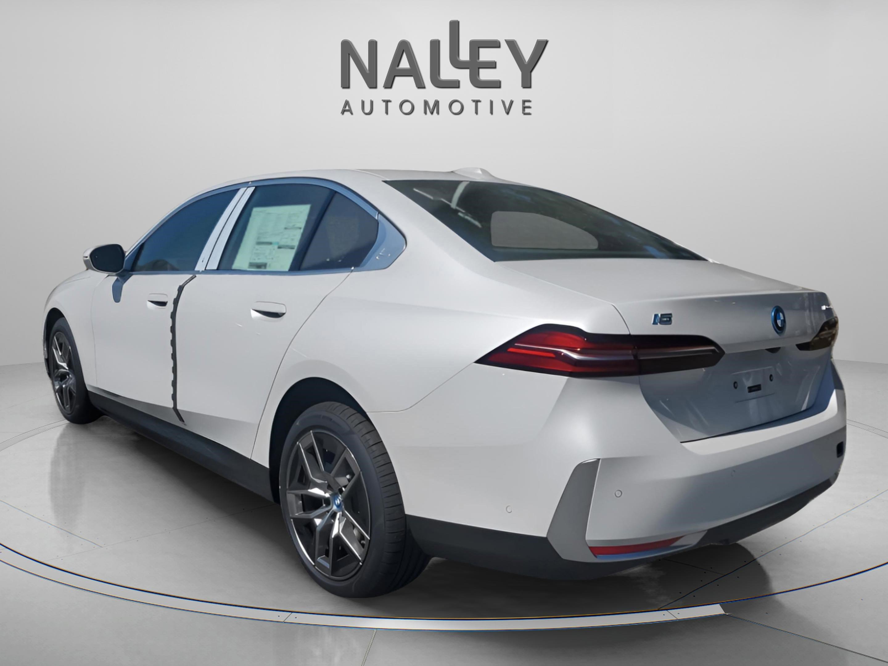 Used 2025 BMW i5 eDrive40i w/ Premium Package image 3