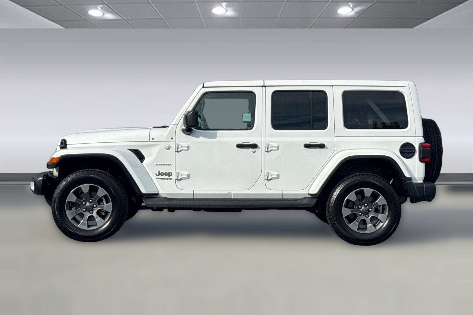 Used 2018 Jeep Wrangler Unlimited Sahara AWD/4WD image 2