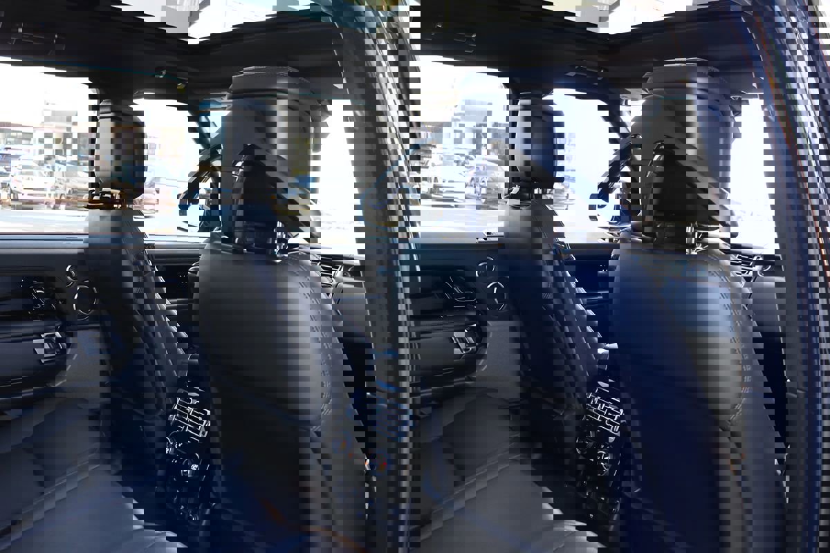 Used 2018 Land Rover Range Rover HSE image 32