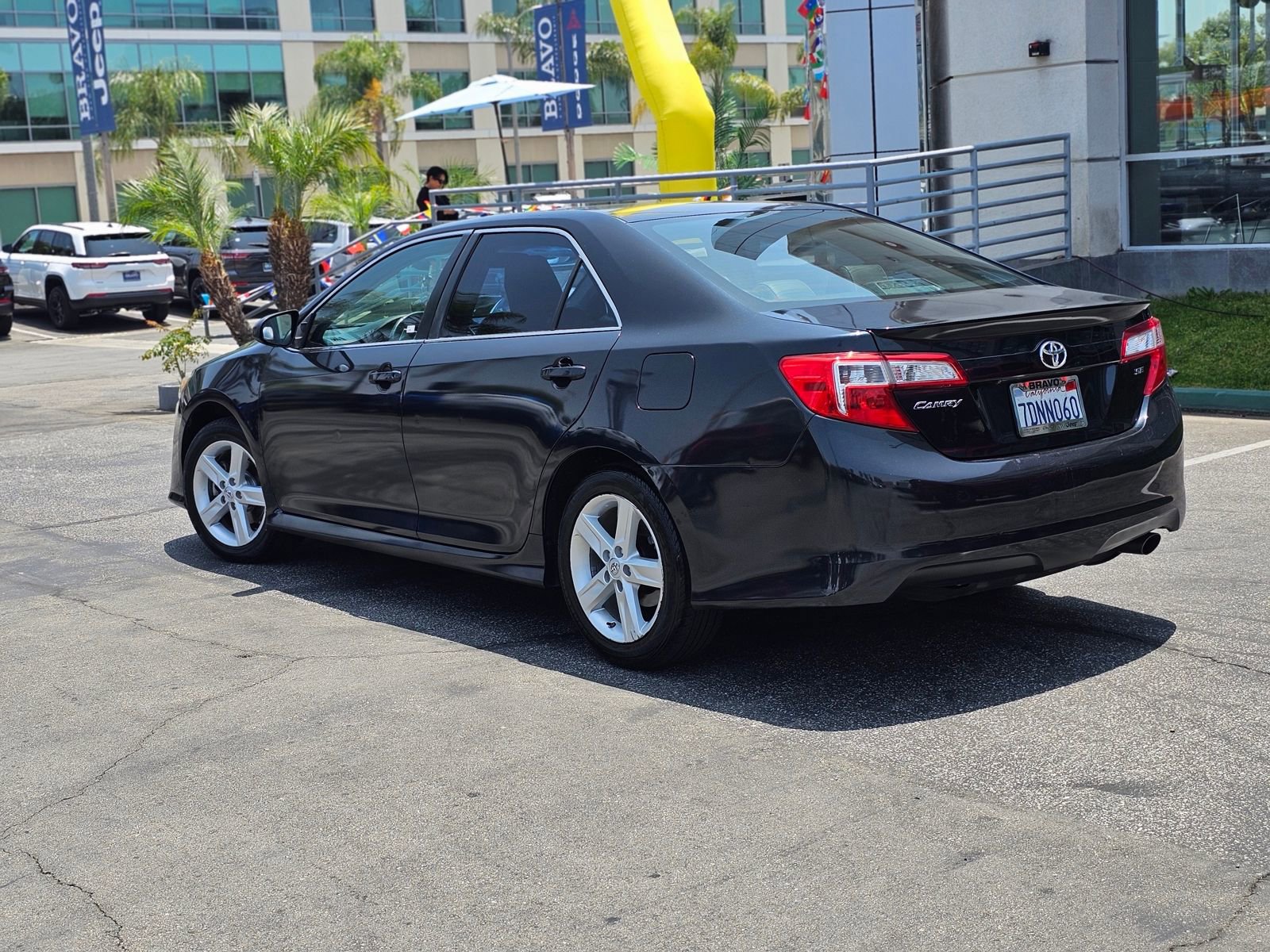 Used 2014 Toyota Camry SE FWD image 5