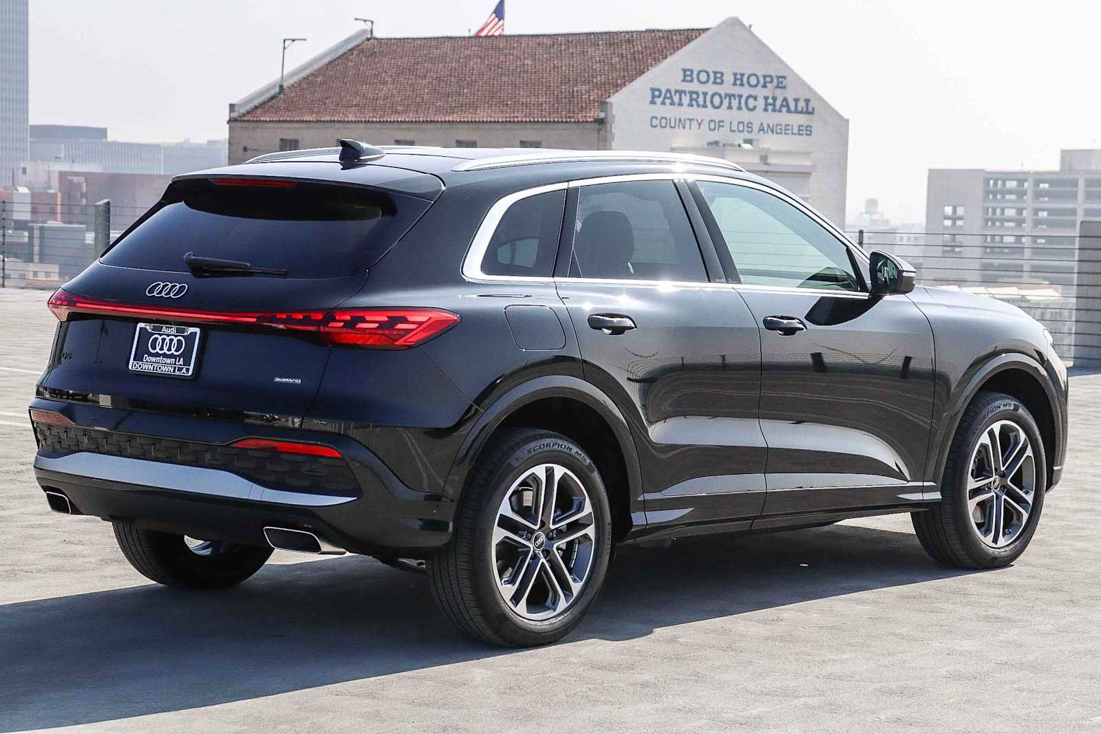 Used 2025 Audi Q5 Premium w/ Convenience Package image 4