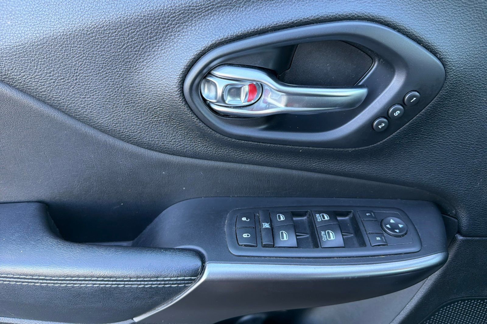 Used 2020 Jeep Cherokee Limited image 11