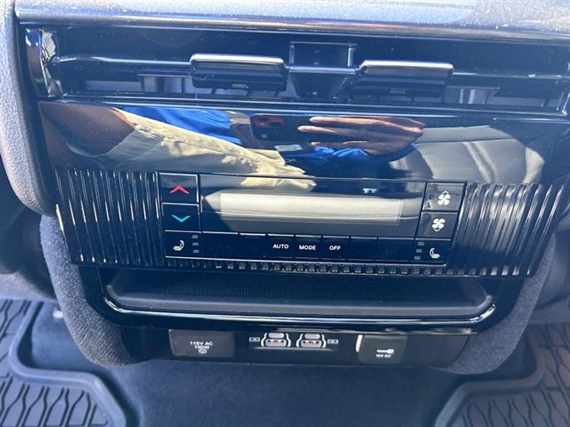 Used 2024 Jeep Wagoneer 4WD w/ Premium Group I image 14