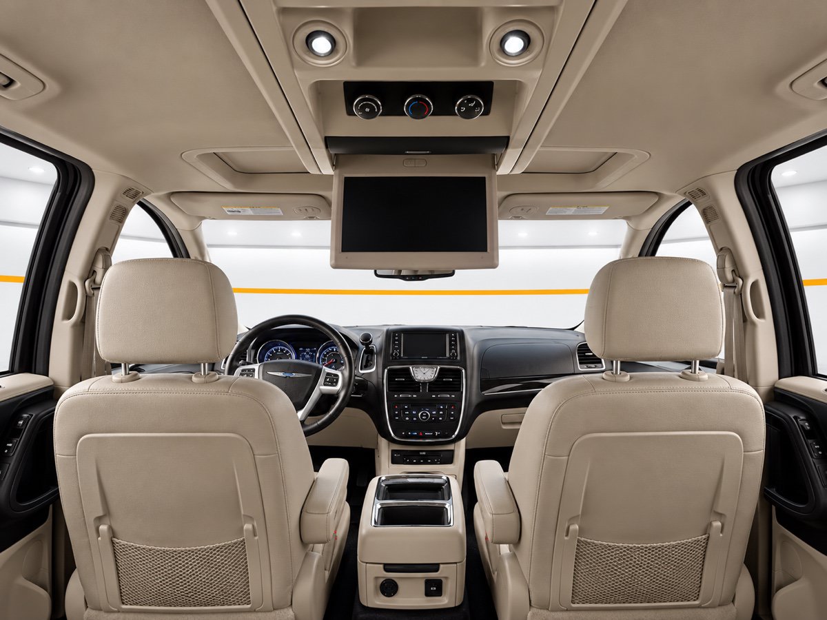 Used 2016 Chrysler Town & Country Touring-L FWD image 18