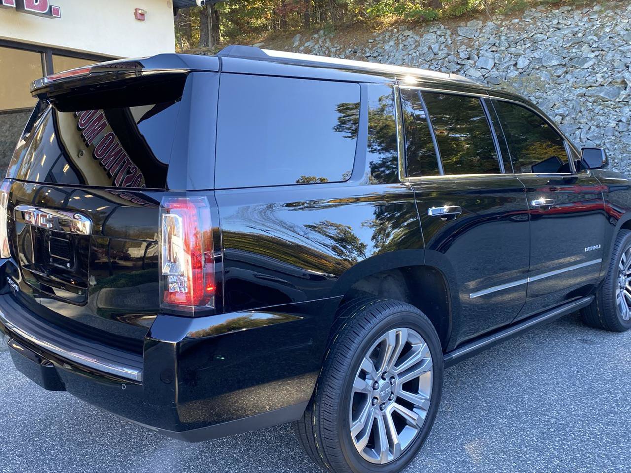 Used 2020 GMC Yukon Denali w/ Denali Premium Package AWD/4WD image 2