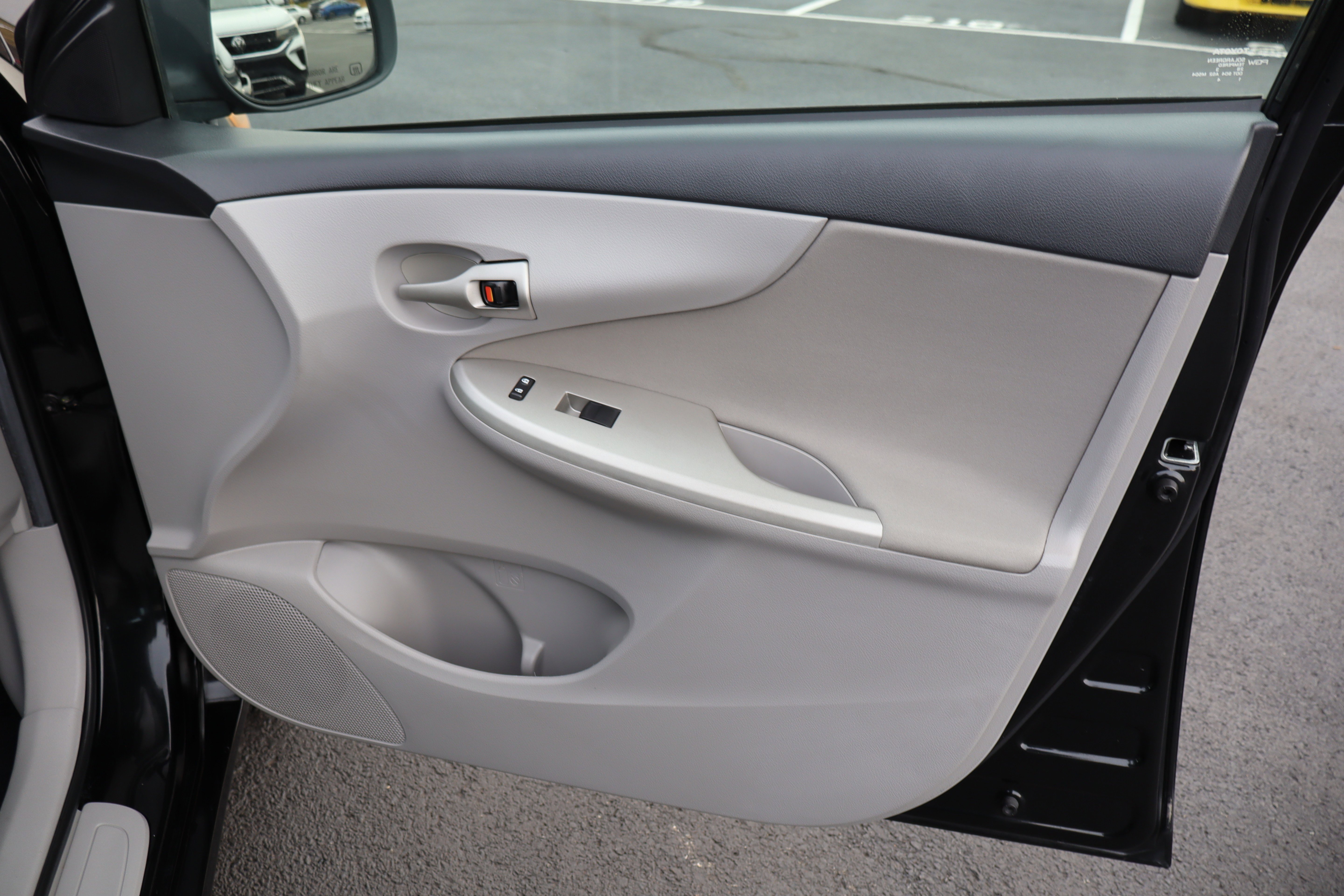 Used 2013 Toyota Corolla LE image 30