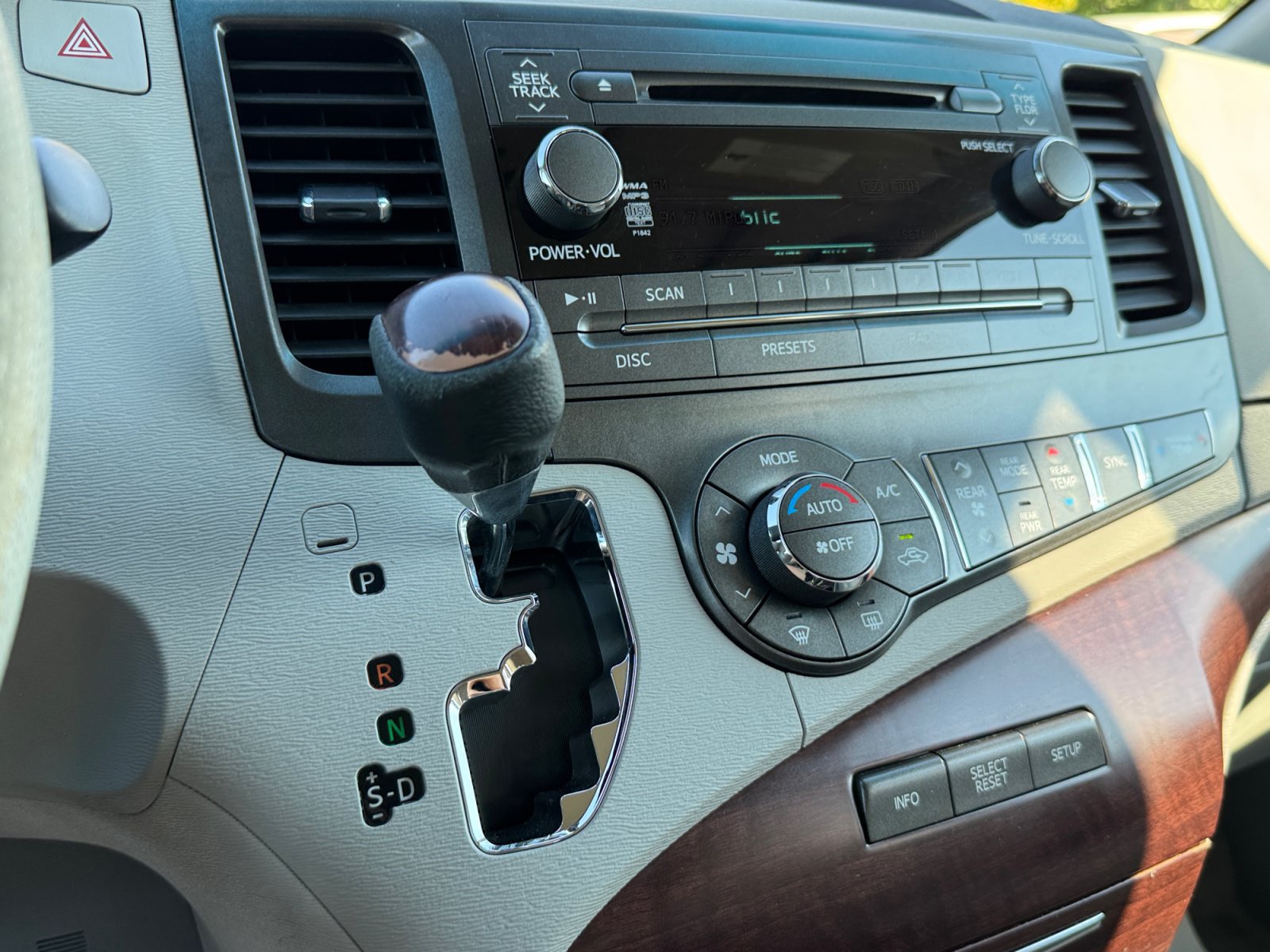 Used 2012 Toyota Sienna XLE FWD image 8