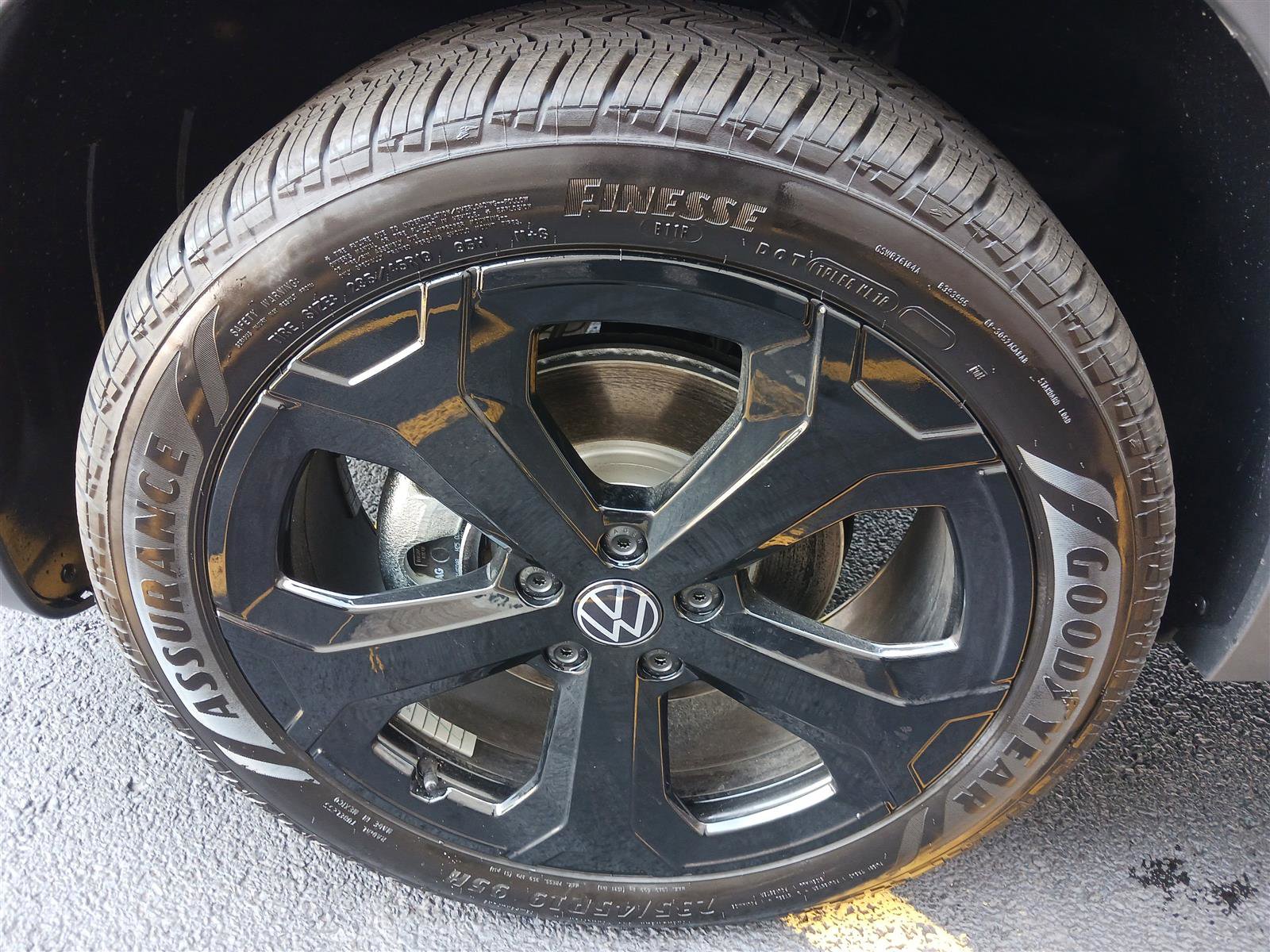 New 2025 Volkswagen Taos SEL image 38