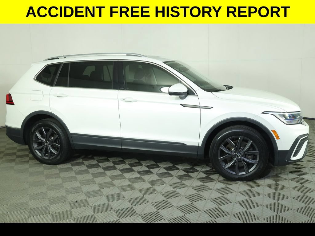 Used 2023 Volkswagen Tiguan SE w/ Panoramic Sunroof Package FWD image 2