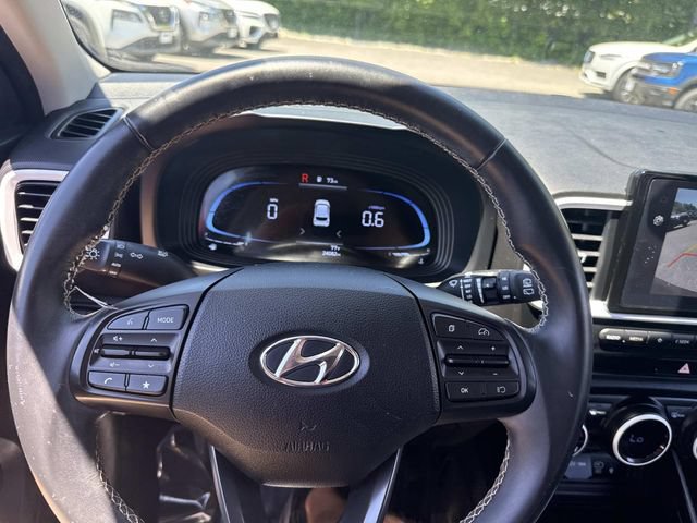 Used 2024 Hyundai Venue Limited FWD image 29