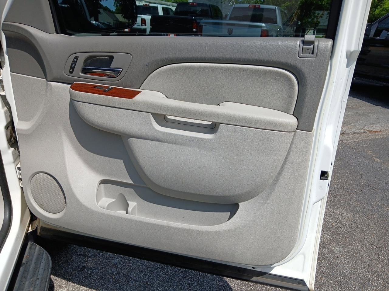 Used 2012 Chevrolet Avalanche LTZ RWD image 16