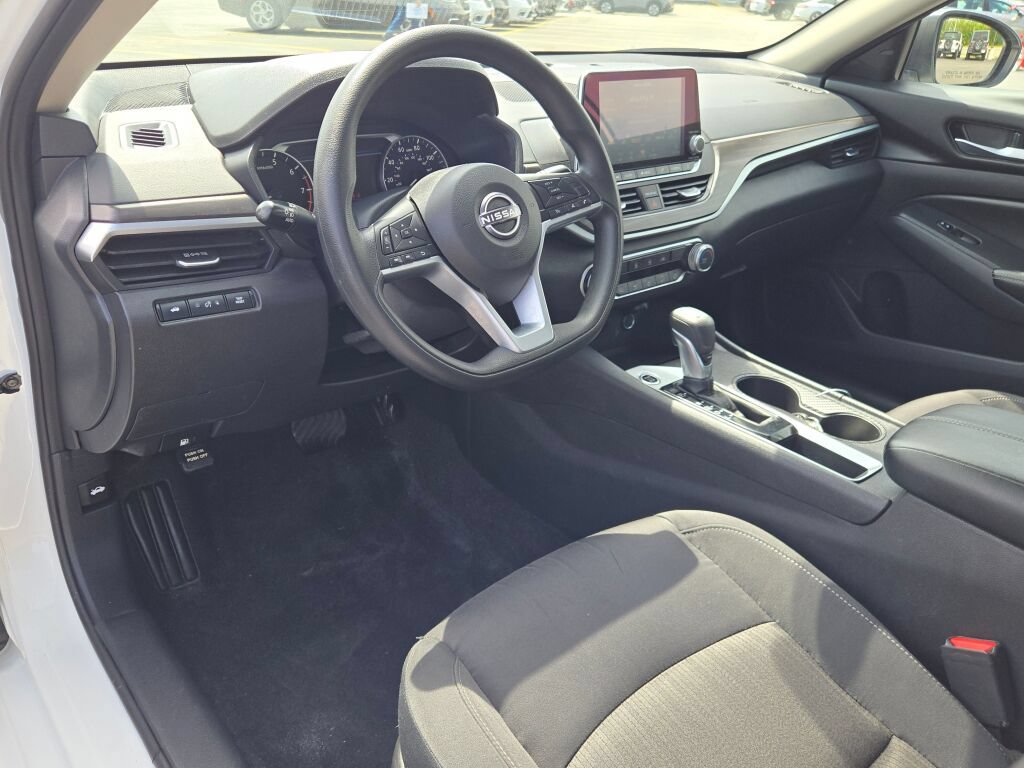 Used 2025 Nissan Altima 2.5 SV FWD image 24