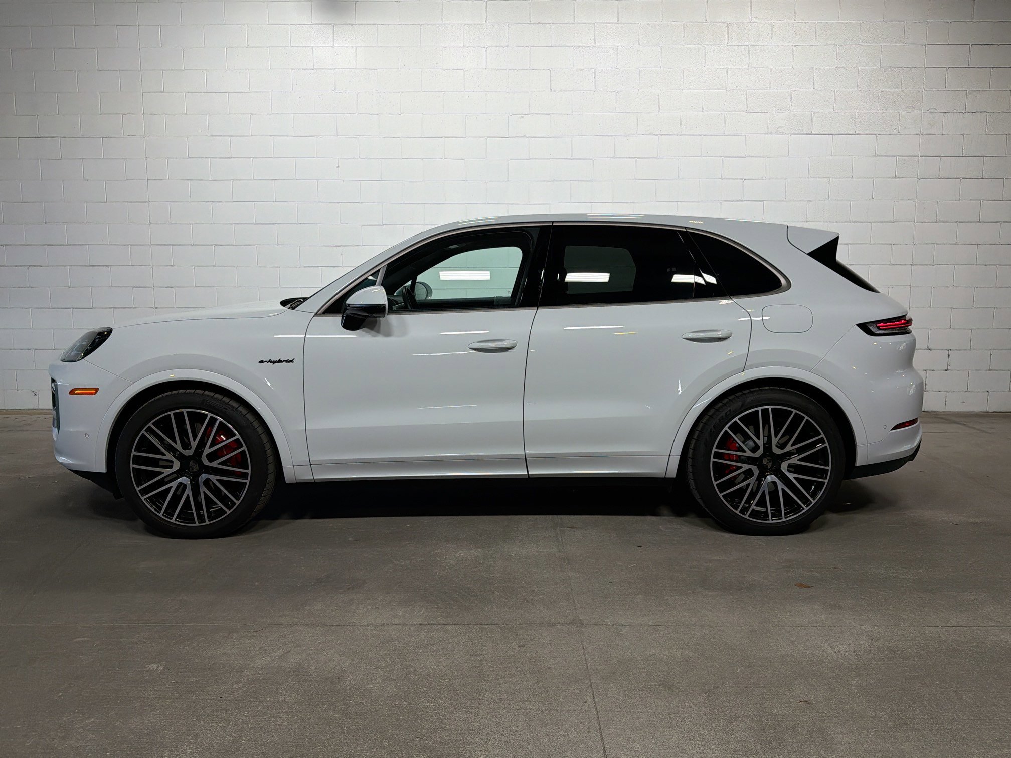 Certified 2025 Porsche Cayenne Turbo image 2