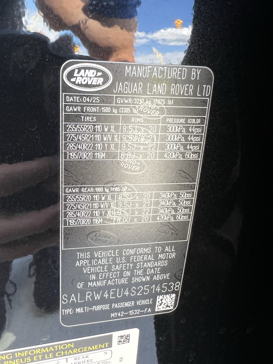 Used 2025 Land Rover Discovery Metropolitan Edition AWD/4WD image 36