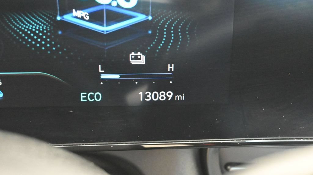 Used 2025 Hyundai Elantra SEL FWD image 38