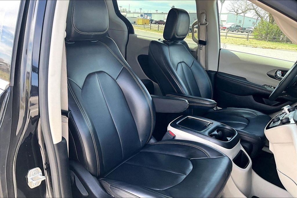 Used 2023 Chrysler Pacifica Touring-L image 7