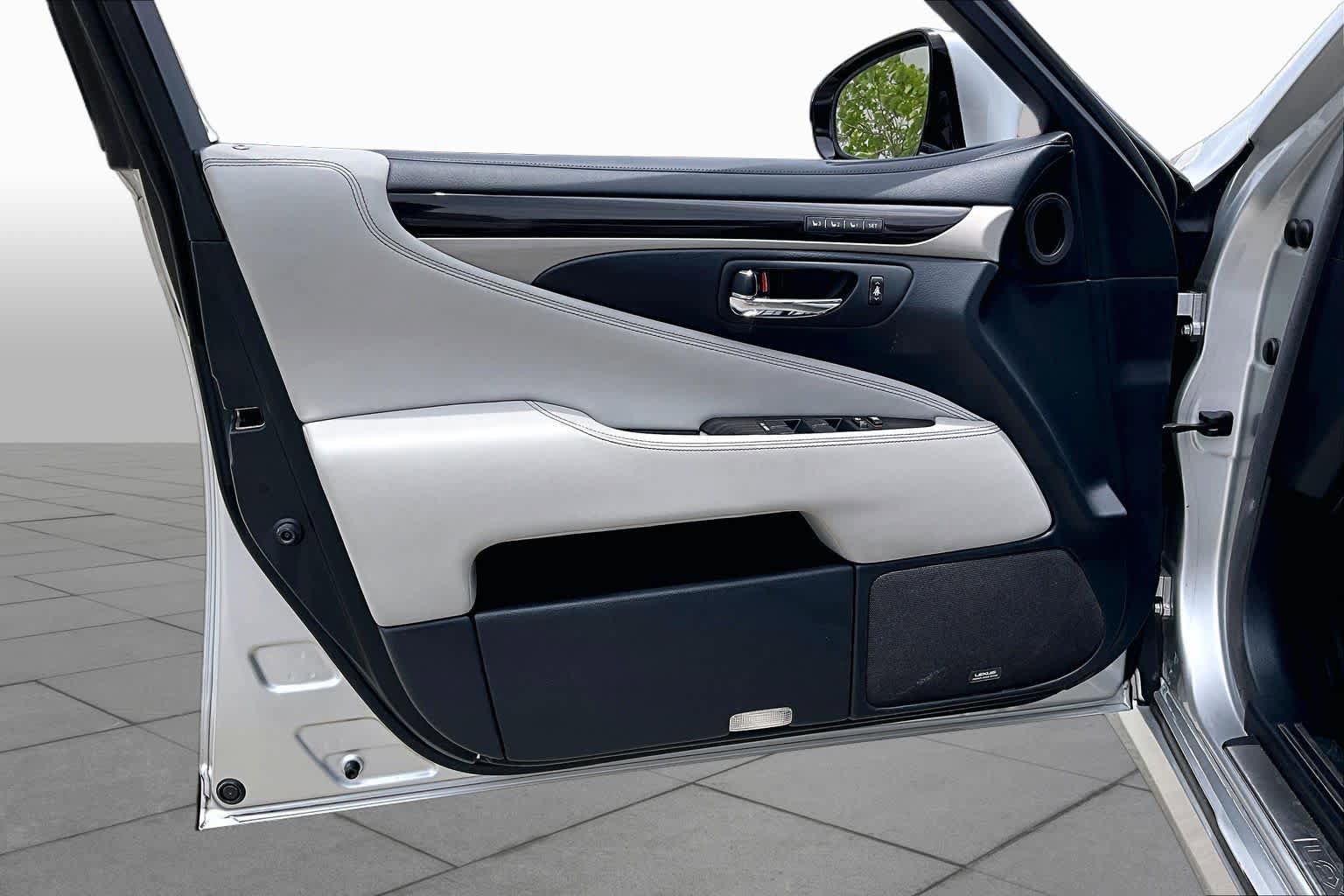 Used 2013 Lexus LS 460 w/ Comfort Pkg RWD image 19