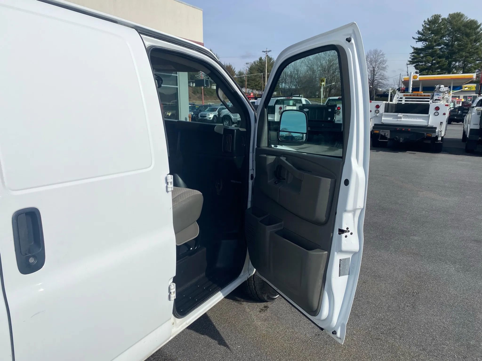 Used 2017 Chevrolet Express 3500 Extended image 18