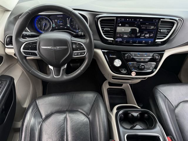Used 2022 Chrysler Pacifica Touring-L image 11