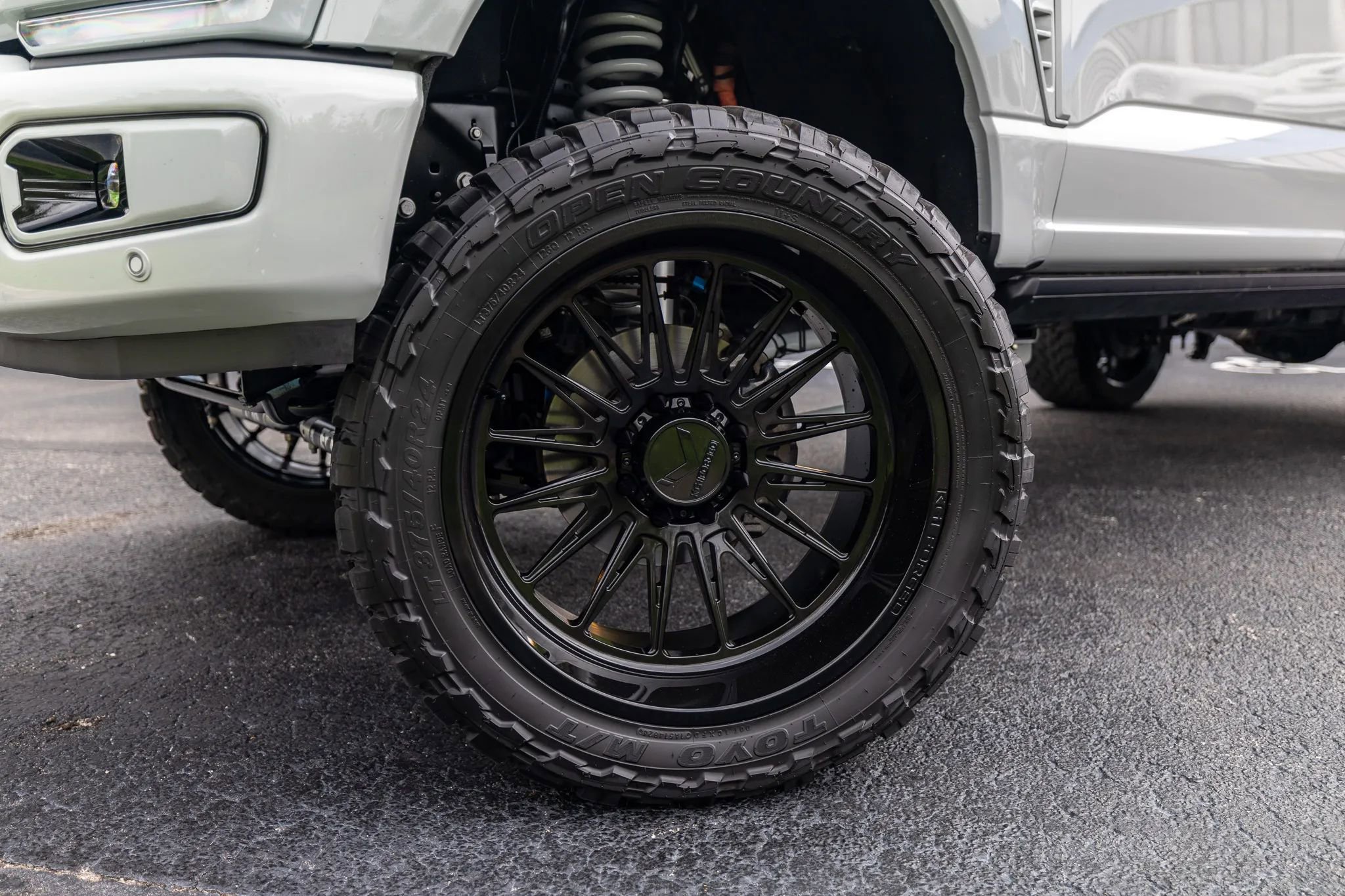 Used 2025 Ford F250 Platinum image 3