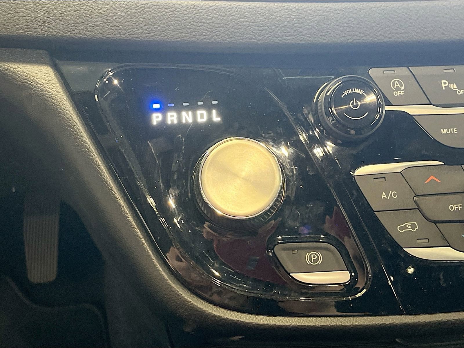 Used 2026 Chrysler Pacifica Select image 16